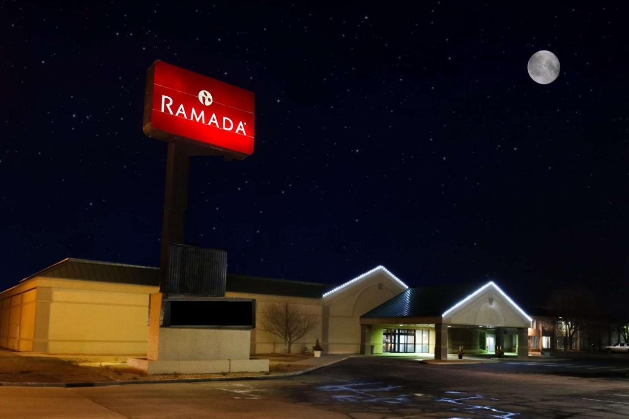 Ramada By Wyndham Mitchell Hotel & Conference Center 외부 사진